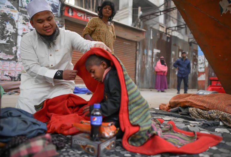Ebit sedih nasib kanak-kanak jalanan lalui musim sejuk di Bangladesh
