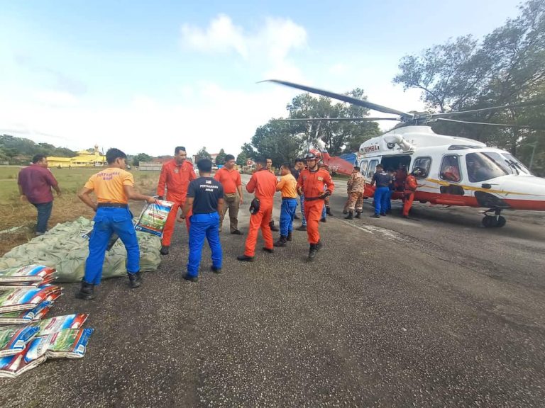 Bomba terbangkan makanan kepada Orang Asli