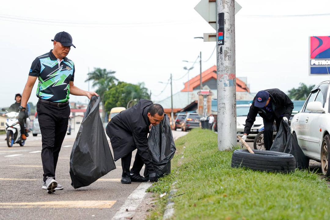MB Johor kutip sampah 1