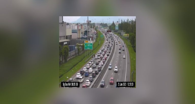 Trafik perlahan di lebuh raya utama