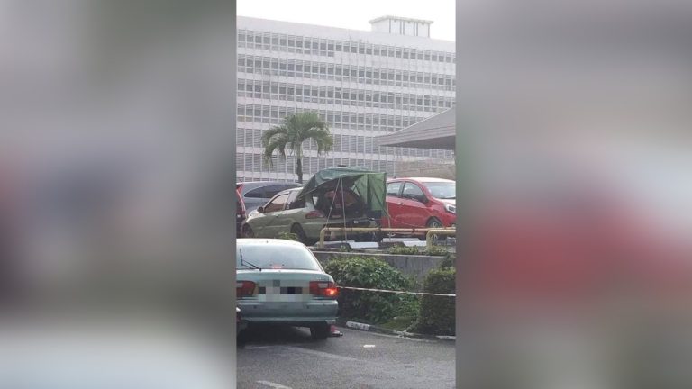 Demi teman anak hidap tumor otak, bapa sanggup ‘berkhemah’ dalam kereta