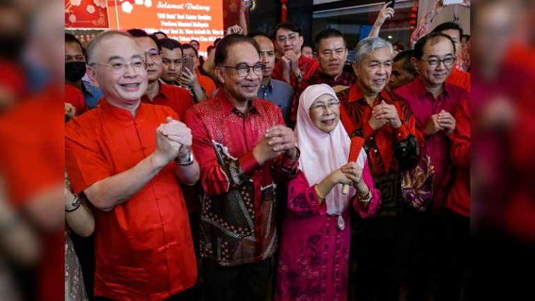 Anwar, Wan Azizah hadir Rumah Terbuka MCA selepas 25 tahun