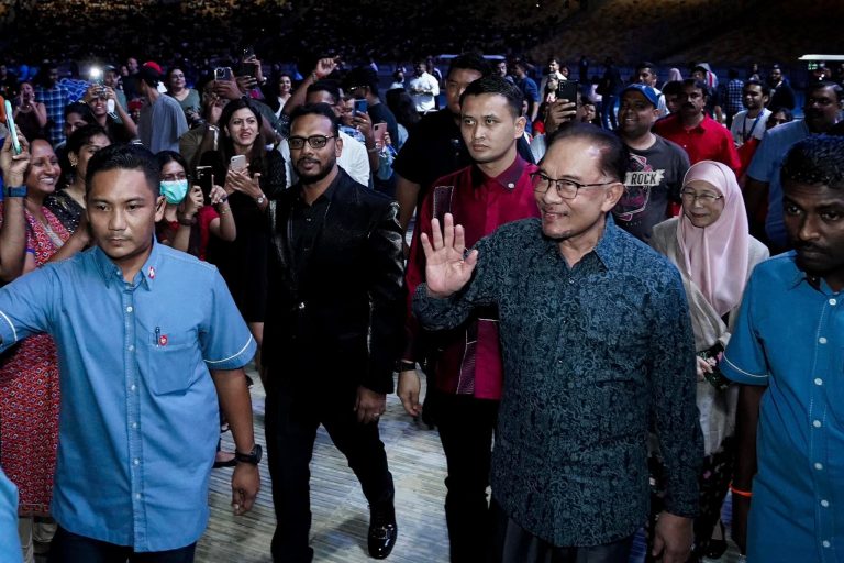 Anwar tonton konsert mega penyanyi legenda India