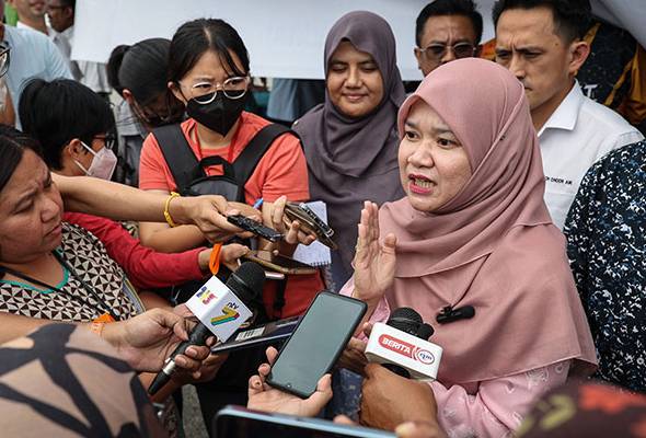 ‘Saya pun berdebar’, kongsi Fadhlina yang anaknya ambil SPM