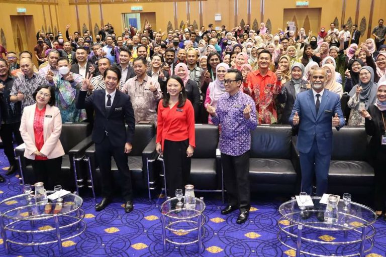 Tak perlu berdiri, tunduk hormat pada saya, Adam Adli – Hannah Yeoh
