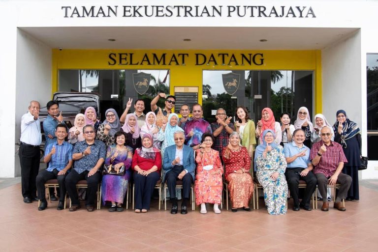 Tun M, isteri luang masa jumpa bekas kakitangan PMO