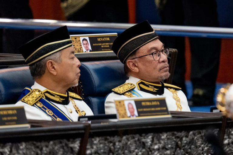 Anwar pertama kali menjawab dalam sesi PMQ