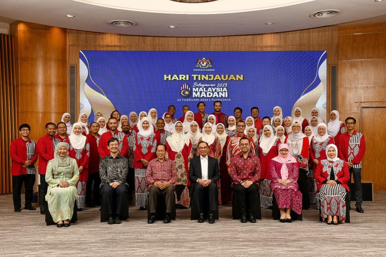 PM guna beg songket bawa dokumen Belanjawan 2023 Malaysia Madani