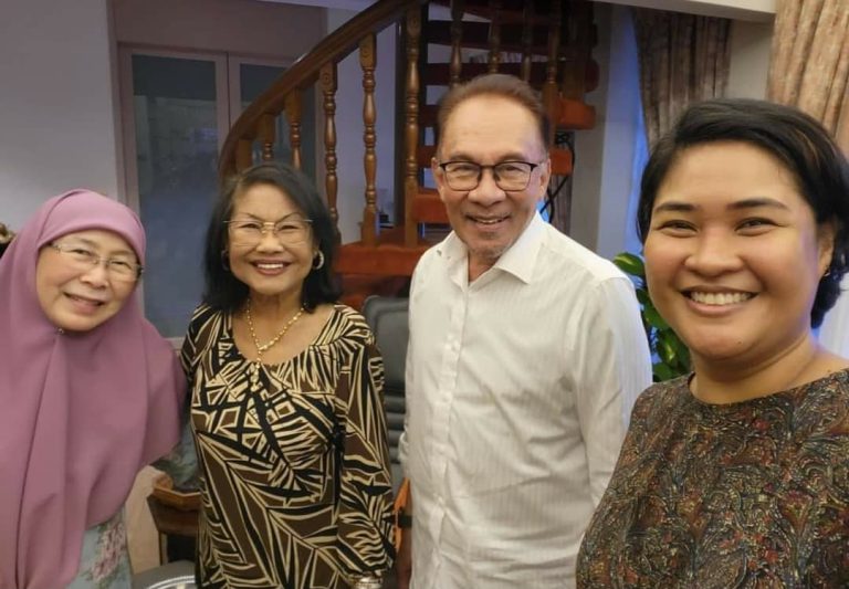 Anwar, Wan Azizah ziarah Rafidah Aziz