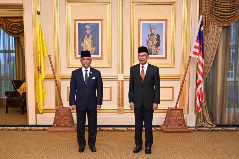 Agong harap Anwar PM terakhir sebelum ‘pulang’ ke Pahang