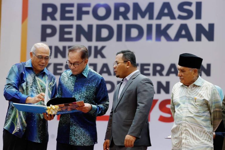 ‘Anak muda perlu berani tolak fahaman kolot’ – Anwar