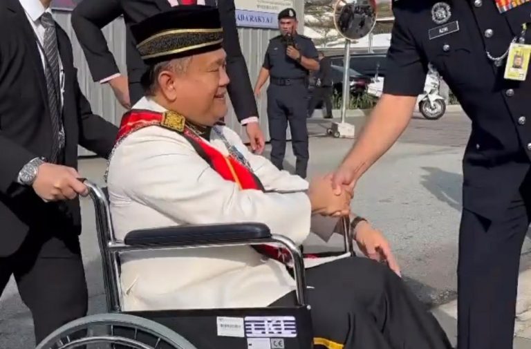 Menteri Kerja Raya berkerusi roda ke Parlimen