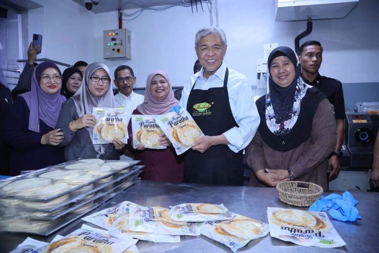 ‘Saya pergi rumah Shahrizat dan Noraini’ – Zahid