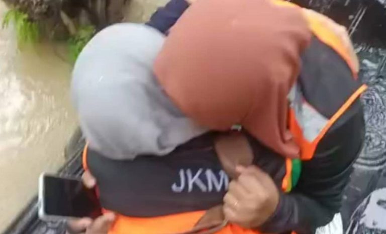 Banjir: 3 staf JKM terperangkap ketika hantar bantuan